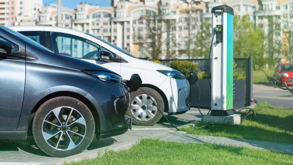 Facilitez l’adoption de la mobilité électrique tout en réduisant vos coûts, avec l'installation de bornes de recharge électriques !